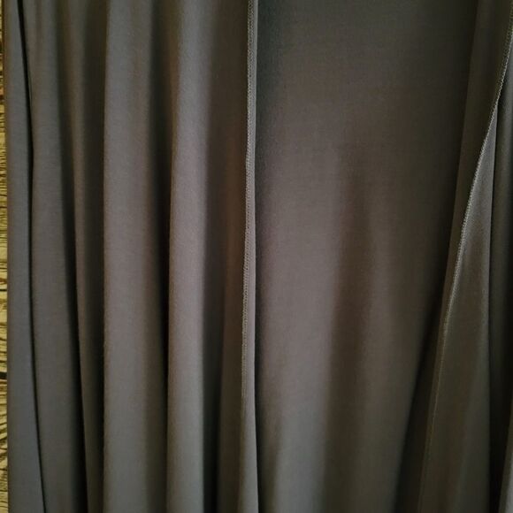 "Reitmans" Woman's deep gray cardigan Size: large pre-owned - Picture 4 of 7